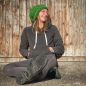 Preview: Wollmütze Modell Hoa gruen gestreift Tragebeispiel